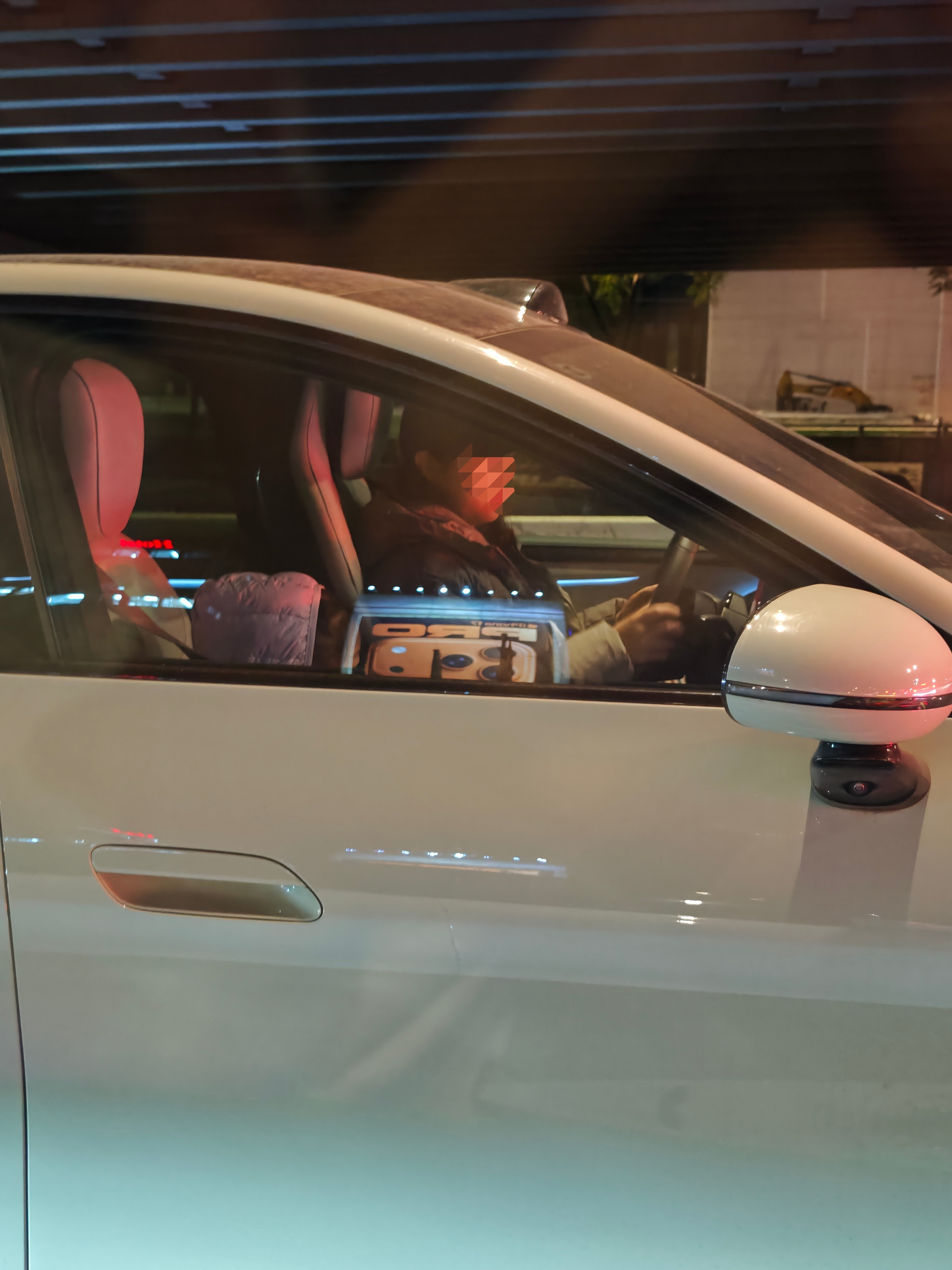 家长把座椅调得特别靠前，气囊弹出极大可能会造成伤害把小孩放在副驾，安全带勒着她的