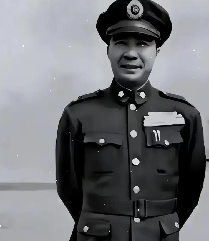 1949年，华野抓到一个俘虏，钟期光一看：“原来是你啊！你就别去功德林了。”他低