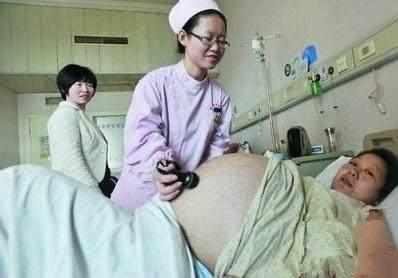 生了两个男宝继续三胎, 产房里生下孩子, 家人不敢相信