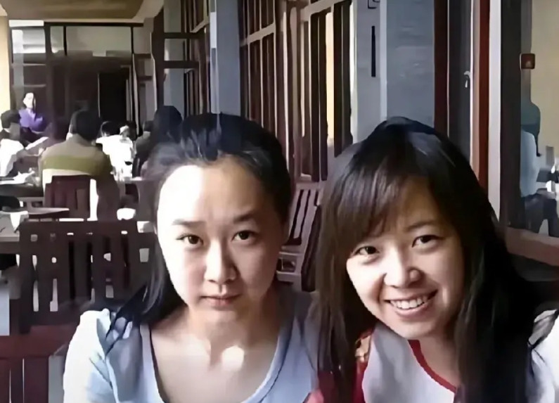 2014年，刀郎的女儿罗添（筐筐）与云朵（谢春芳）合影留念，彼时罗添23岁，云朵