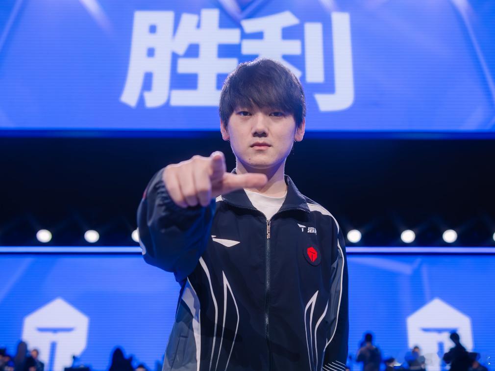 那个小程序不可信的，看到有人说上面显示Bin已续约，人家Bin合同都没到期，续个