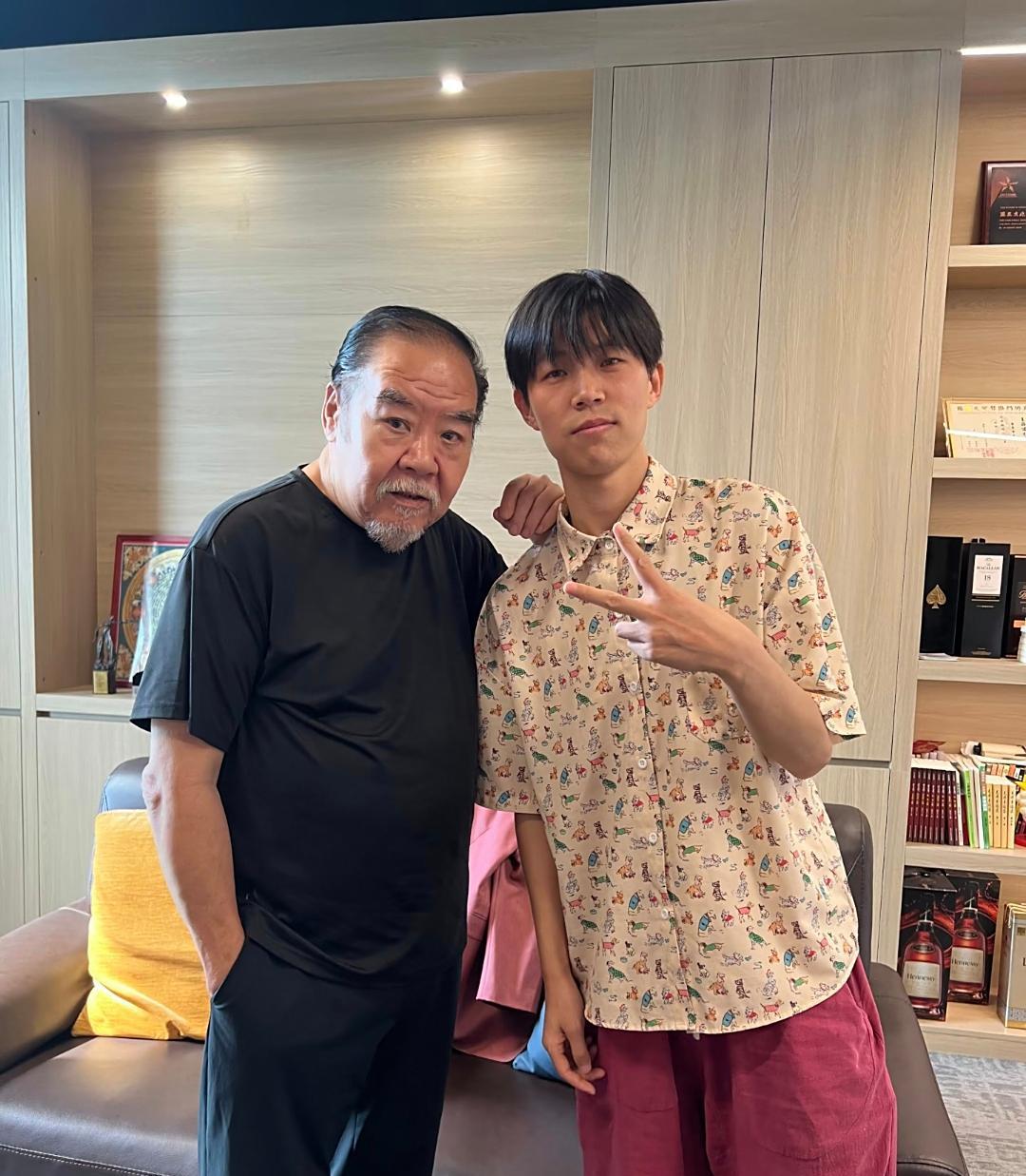 74岁郑则仕和朋友聚会，他看起来苍老了好多，肚子很大，驼背，状态非常一般！