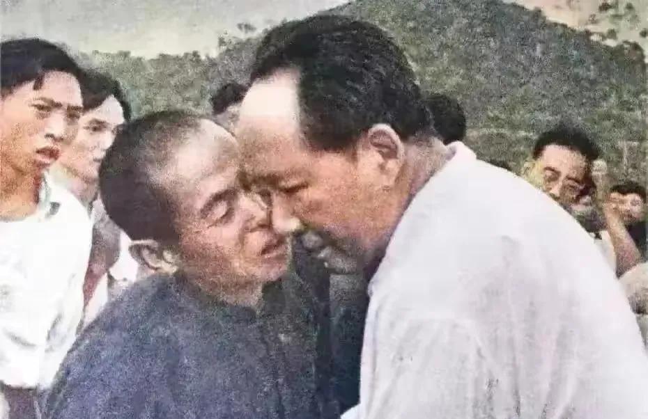每次看到这张照片，心里就会感动的稀里哗啦。伟人时刻把老百姓的饥饱冷暖挂在心上。