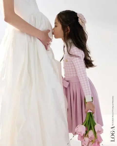 神话李玟雨「一家四口」全家福公开。6岁继女甜吻准妈妈孕肚