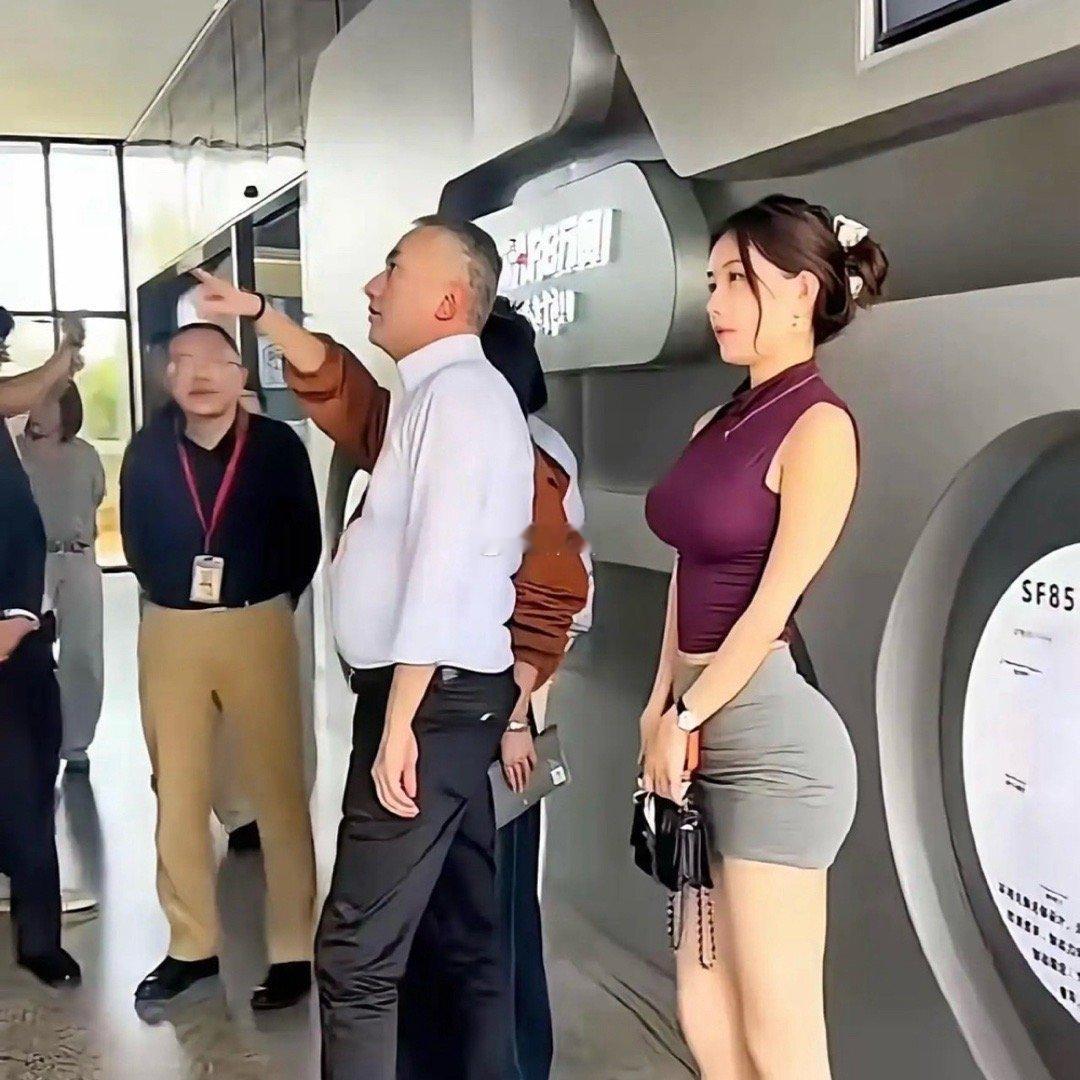 你们觉得是领导夫人还是秘书