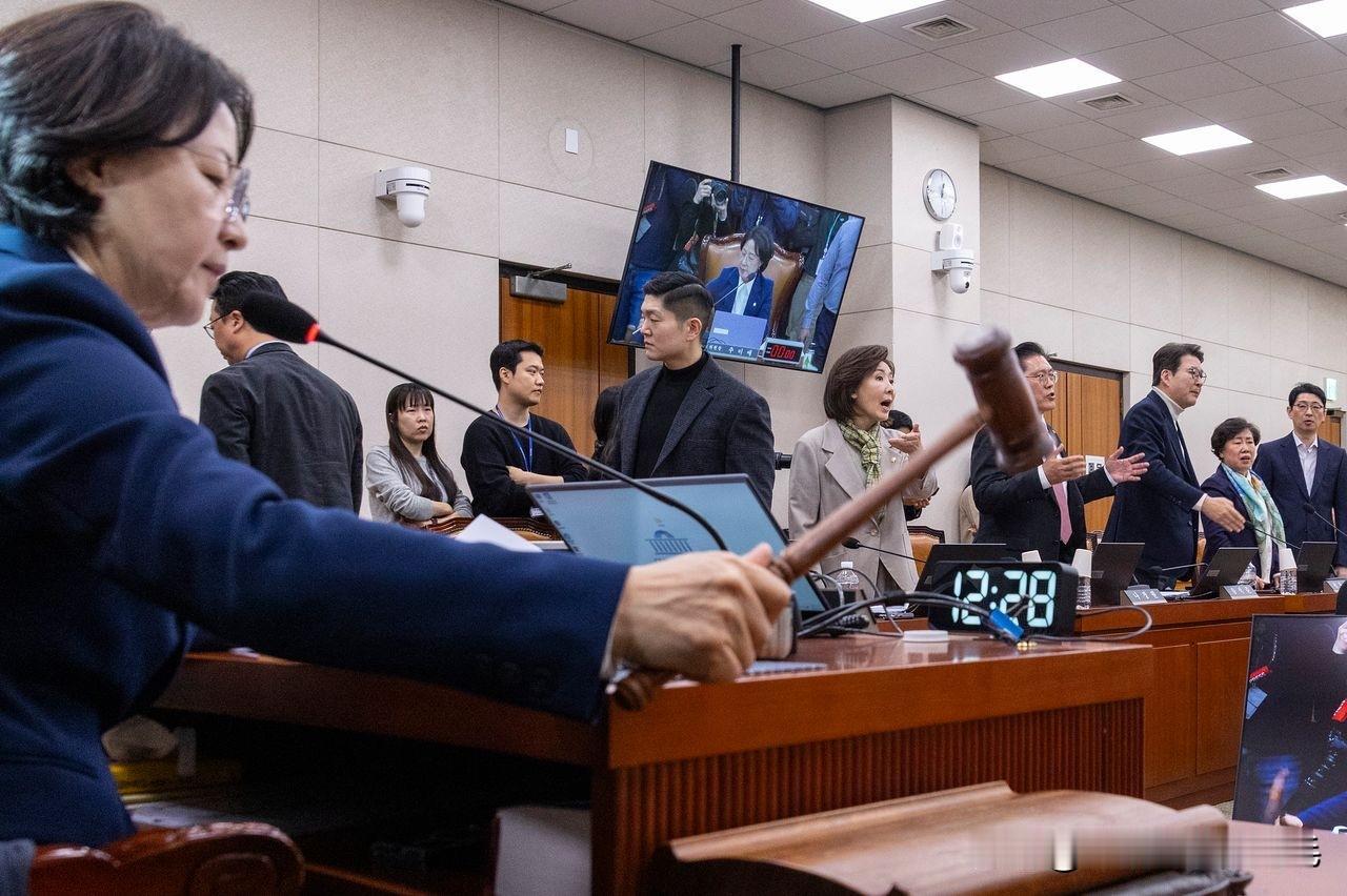 25日，韩国共同民主党推进的《国民投票法》修订案因相关处罚条款引发巨大争议，被在