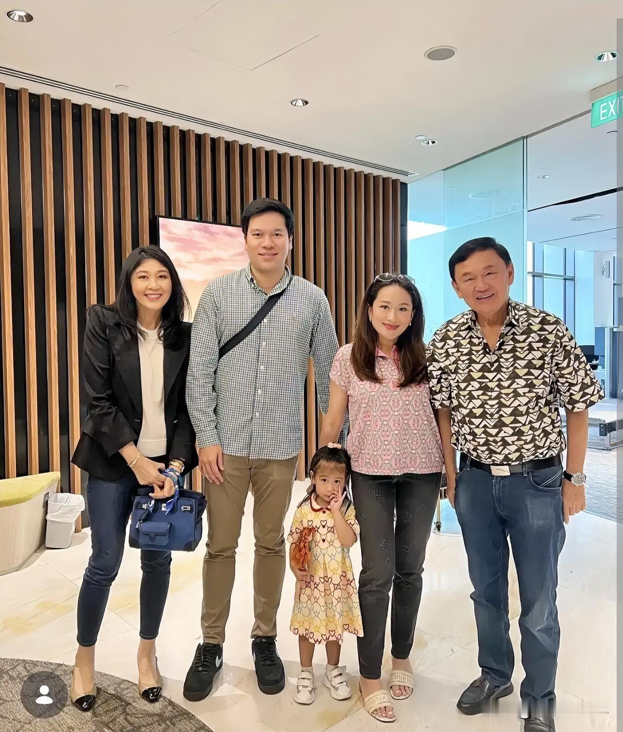 下面照片是泰国前总理佩通坦一家人的合影留念。佩通坦与丈夫，女儿，姑姑英拉，夫妻