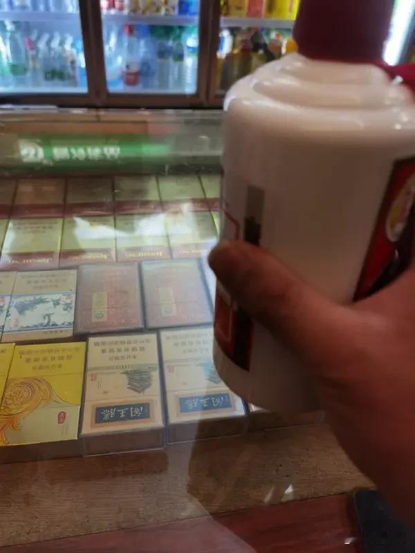 茅台放低姿态走进电商平台，主要是市场价格波动逼的。2025年初，飞天茅台市场价还