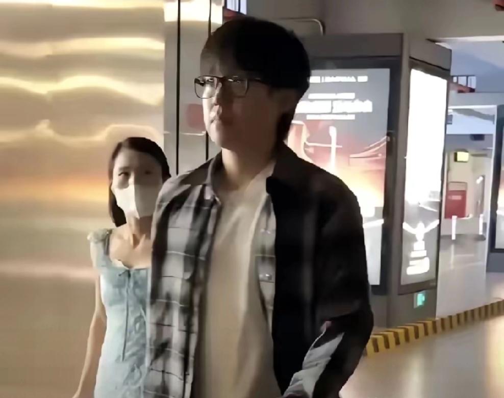 终于找到骚扰王楚钦的女的了，年龄45岁，王楚钦拿WTT冠军回北京时，这位女子在机