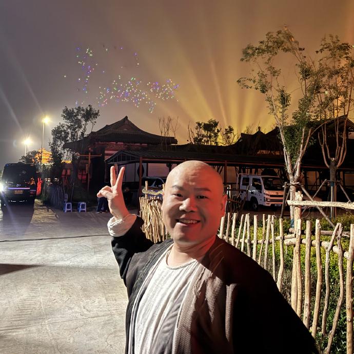 岳云鹏中秋节请全剧组涮火锅，王九龙请全剧组赏月，这哥俩算是平手了。前段时间，岳云