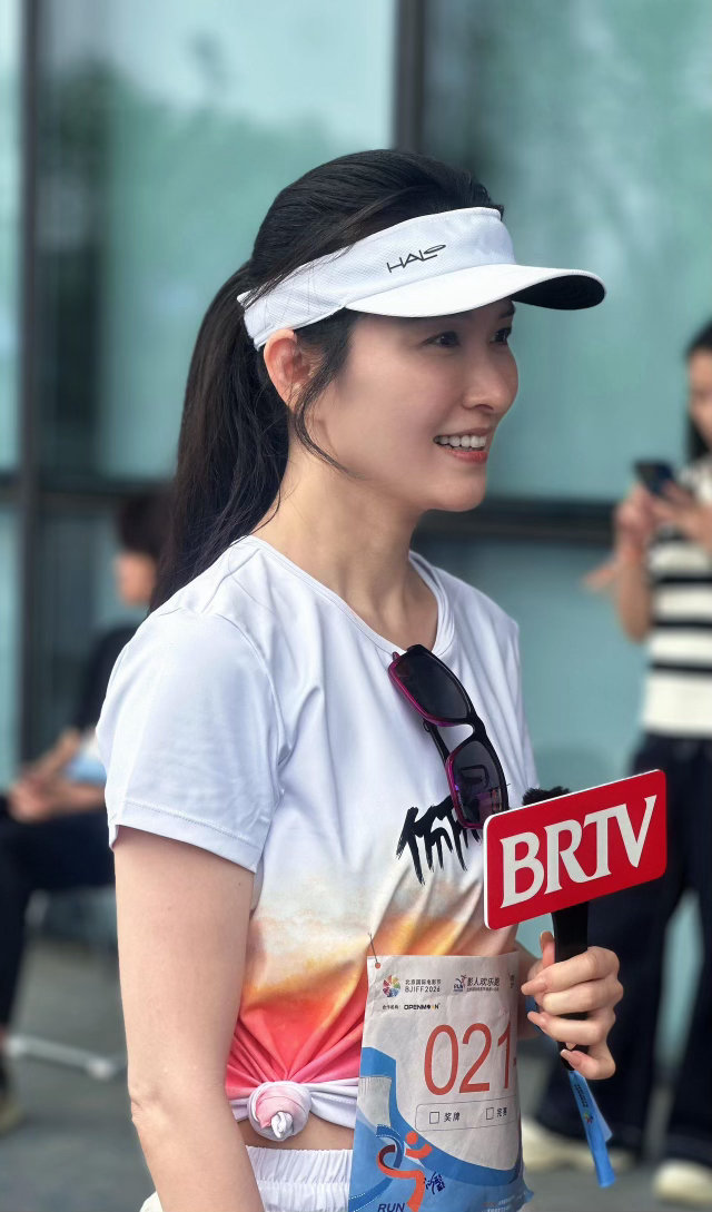 徐洁儿一句话跳了四遍徐洁儿越跳越有劲儿初见徐洁儿就能感受到满满的精气神，常年坚持