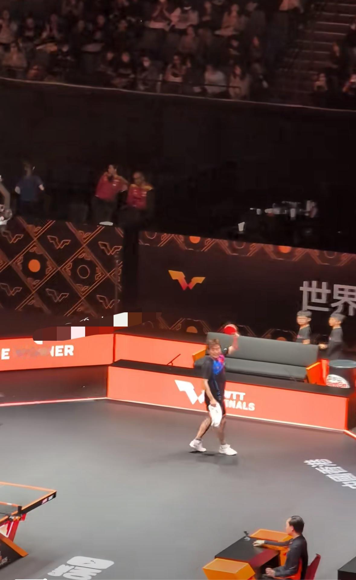 香港总决赛梁靖崑0:4林诗栋后举起球拍向观众挥手致意12月11日，WTT香港总