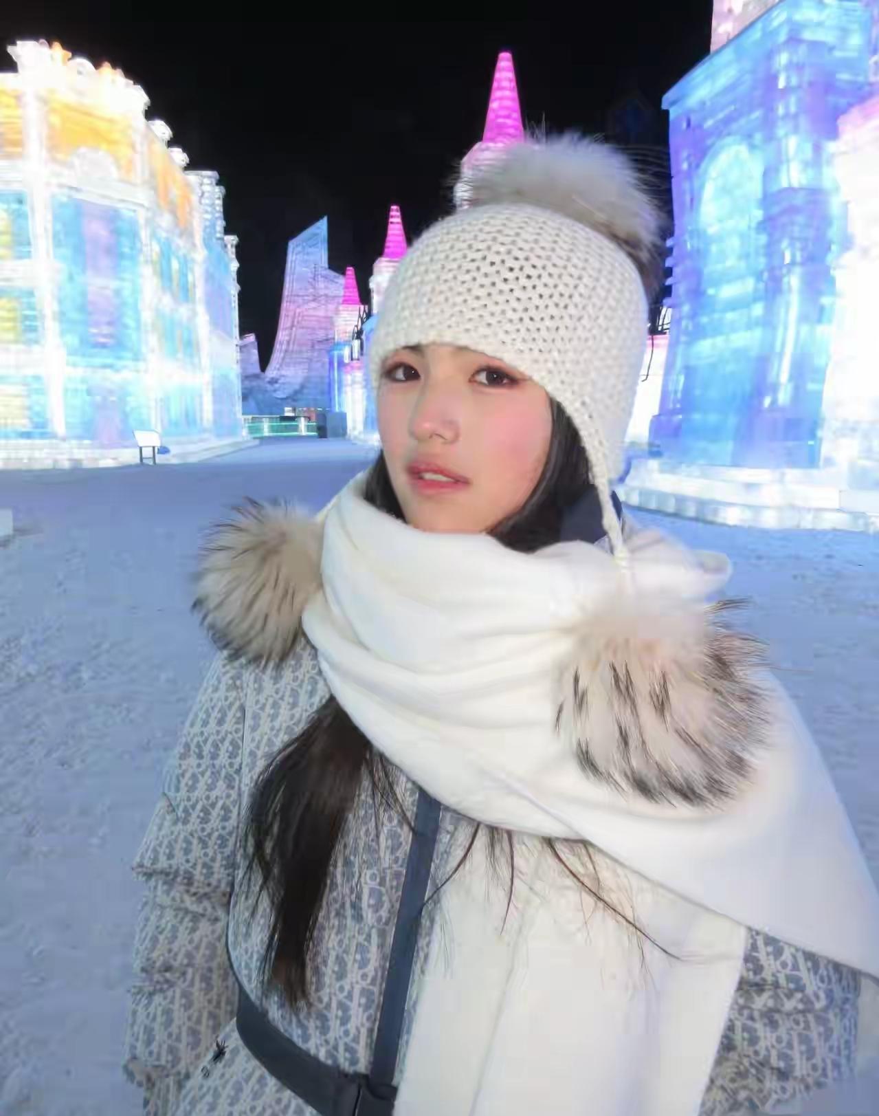 这才是王诗龄该有的样子，在哈尔滨冰雪大世界游玩，穿浅蓝色波点羽绒服，头戴白色帽子
