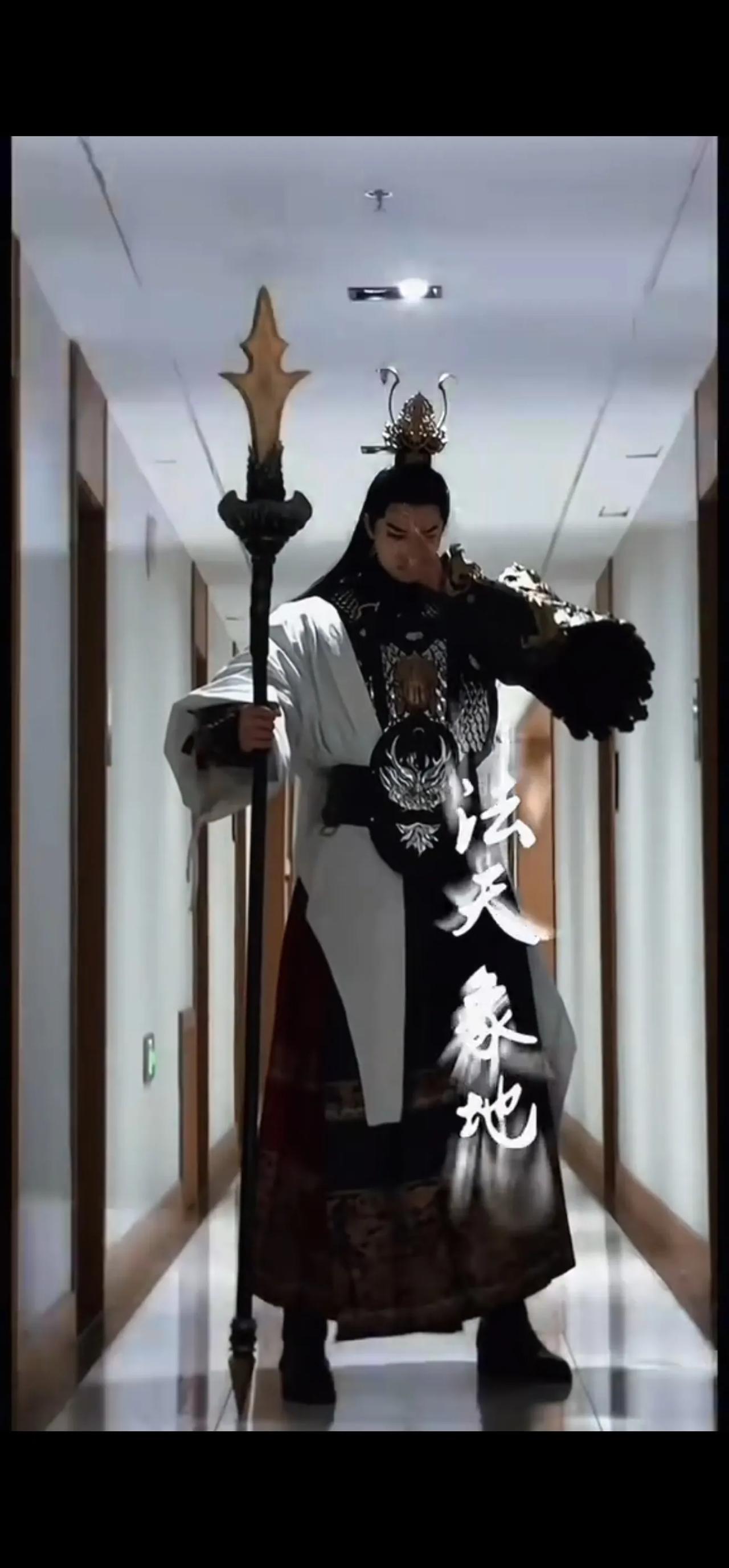 对外宣传这就是范本！身高208厘米的中国小伙子，穿上威风凛凛的二郎神战袍，看