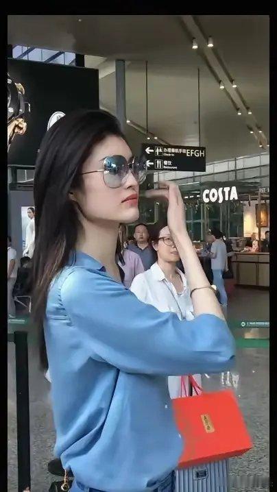 何穗产后首复工，状态依旧很好很美，看不出她是刚生完孩子的一个人。看看多年前路人的