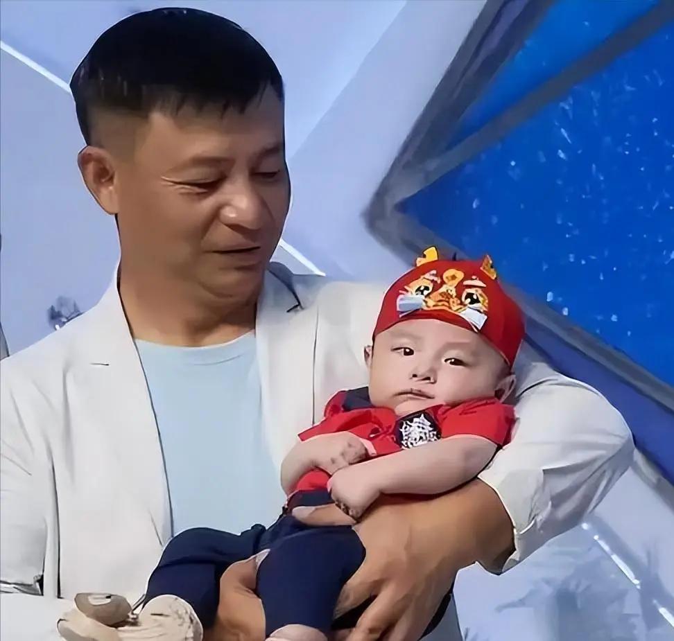 体操冠军李大双，在2024年与演员李琳结束婚姻。离婚之后，他结识了小
