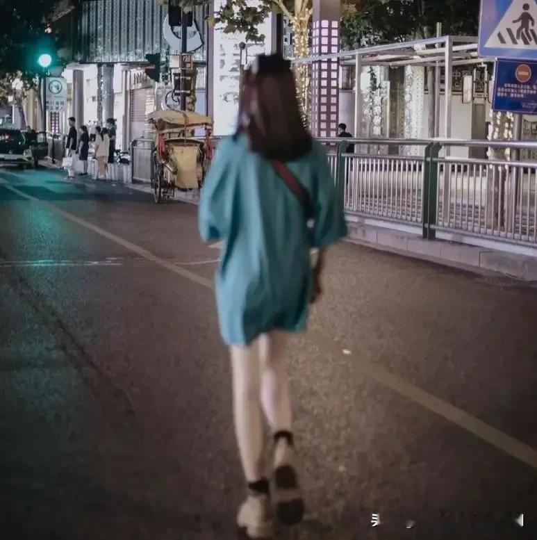 吉林长春，女子跟男友在跟朋友聚餐时发生口角，女子愤然离席。同桌一男子见状执意要送