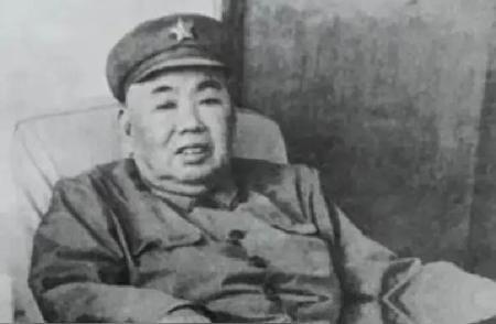1976年，在毛主席的灵堂外，别的委员都进去了，只有许世友进不去，卫兵拦住许世友