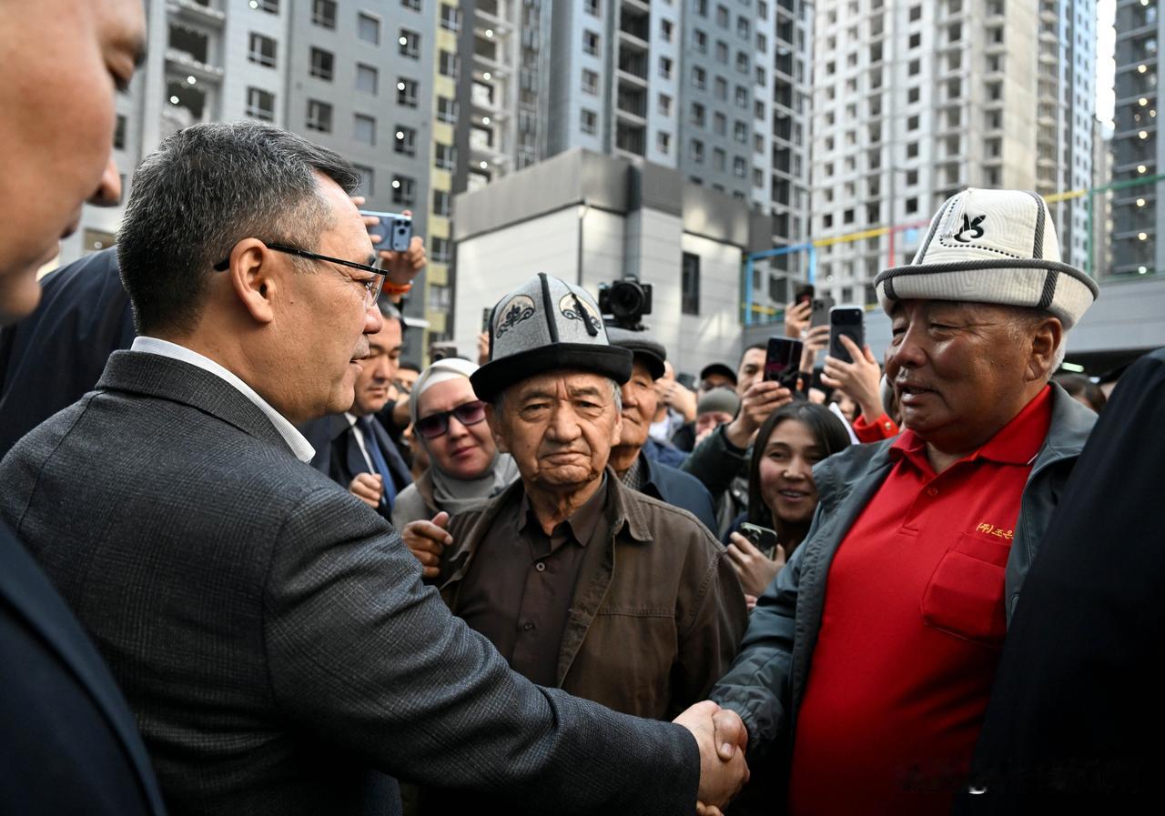 草原上发展房地产。中亚国家吉尔吉斯斯坦工业基础薄弱，服务业规模小，经济主要靠农牧