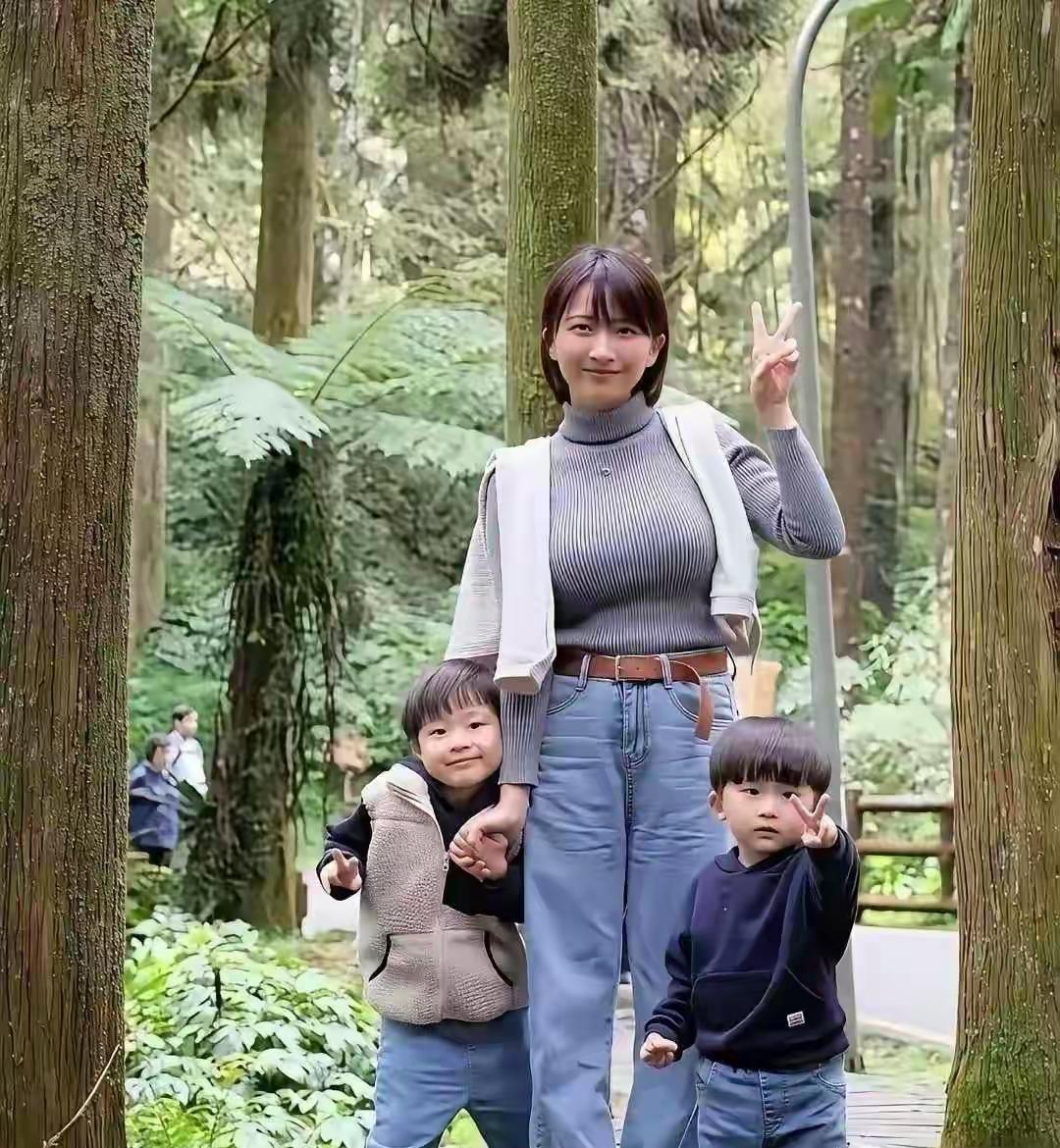 这位美女的老公真幸福，老婆漂亮儿子可爱。