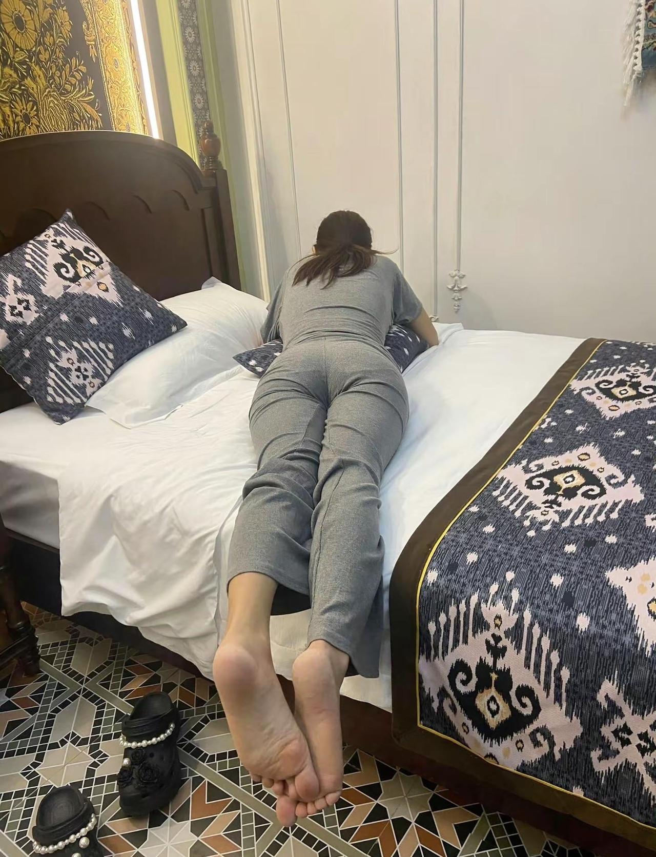 床上穿搭分享酒店瘫模式开启床的正确打开方式卧室时尚穿搭床上穿搭