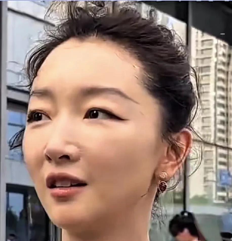 周冬雨，这是怎么了？怎么脸肿成这个样子？这真的是发福了吗？看起来有点别扭啊。周