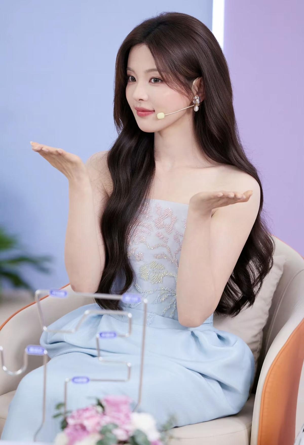 淡蓝抹胸礼服衬得气质温婉，杨超越轻合手掌，温柔氛围感拉满[赞]娱乐明星