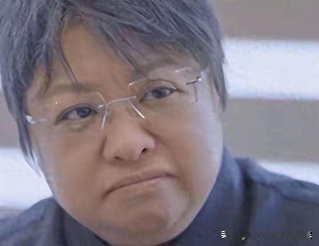 前面于东来力挺韩红的热搜还没凉呢，今天凌晨，张雪机车也下场开麦了。他一句话把这事