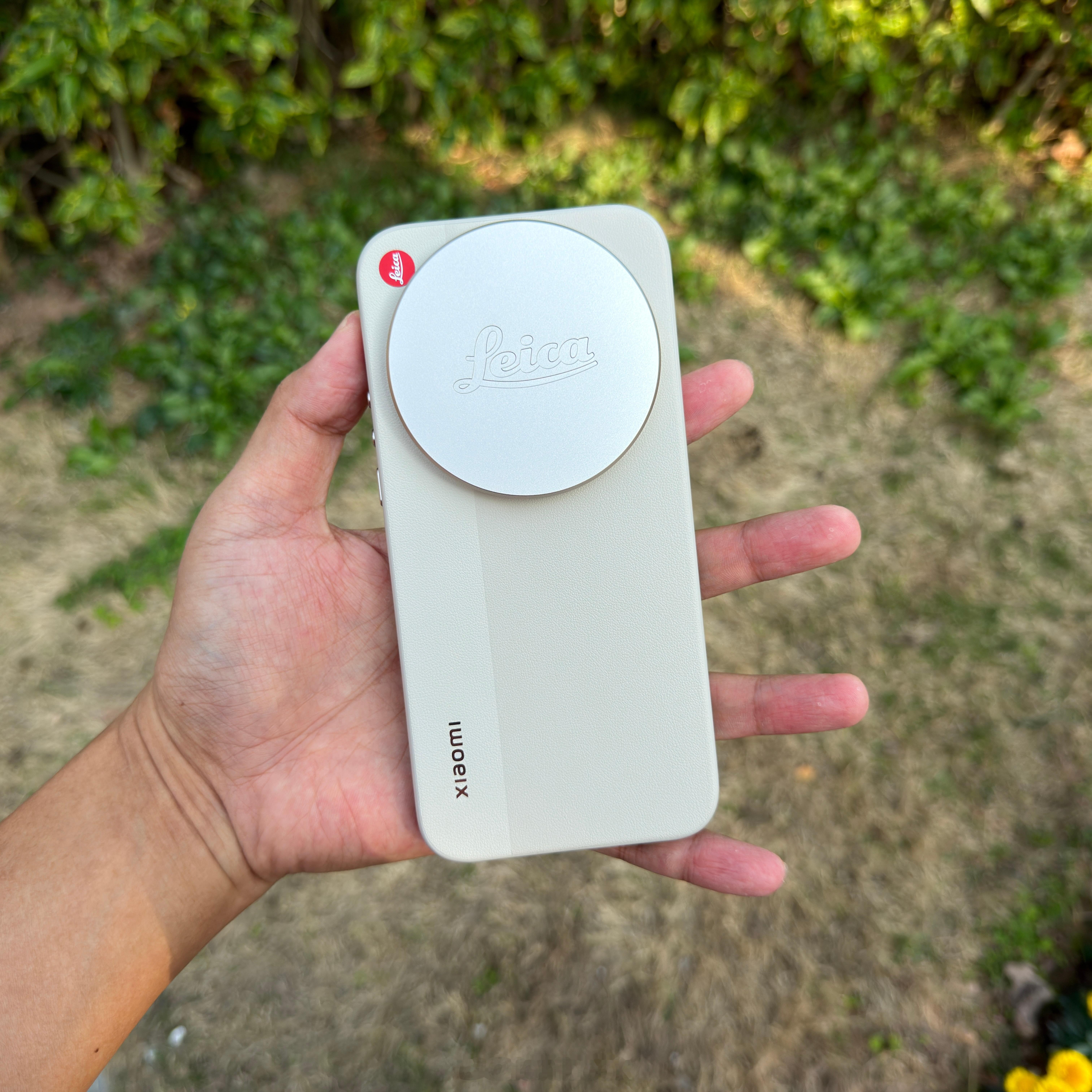 虽然黑色更像相机，更加徕卡，但是我还是更喜欢白色，这个白色看起来是奶黄的那种白，