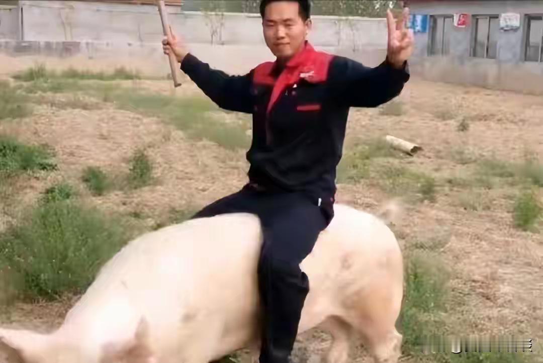 面相憨厚的河北男子张利朋与小10岁的俄罗斯美女结婚，生下混血宝宝后在网上小有名气