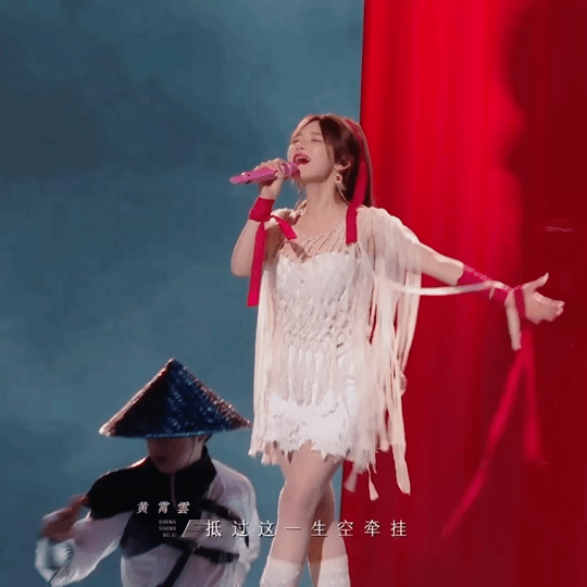 黄龄黄霄雲把贵州非遗戴在身上把非遗戴在身上，把文化带上舞台！黄龄与黄霄雲亲身演