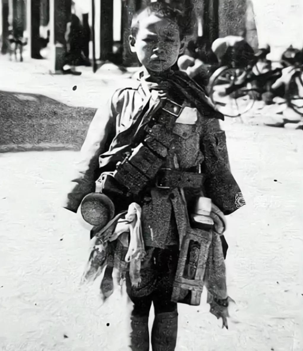 1938年，日军想拍摄一个懦弱的中国战俘形象，于是找到了15岁的季万方，他身材瘦