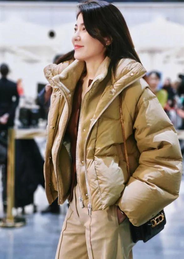 曾黎的冬日穿搭太绝了！卡其色羽绒服+微喇裤，时髦显高又洋气曾黎这冬日穿搭也