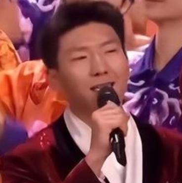 因在《狂飙》中饰演“村霸”李宏伟而被熟知的演员阿如那，确实登上了2026年央视马