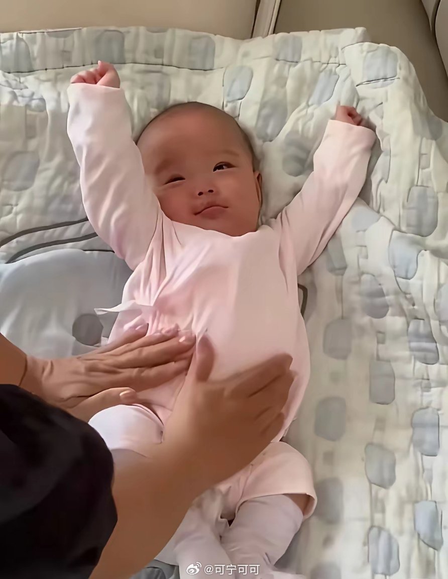 她只是个懵懂的小宝贝，本该在爸妈怀里撒娇，在阳光下蹒跚学步。洛熙的父母表示，他们