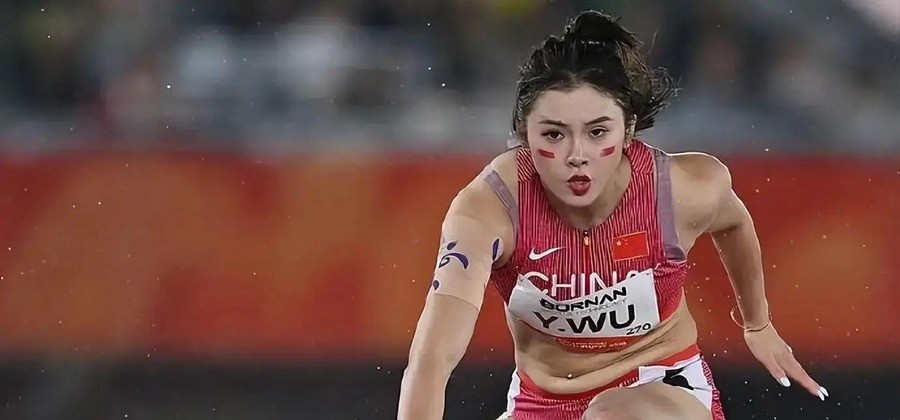 起跑慢到全场倒数第一，后程狂追硬抢铜牌！吴艳妮哭了：三年了，我终于有成绩了，这一千多天只有自己知道怎