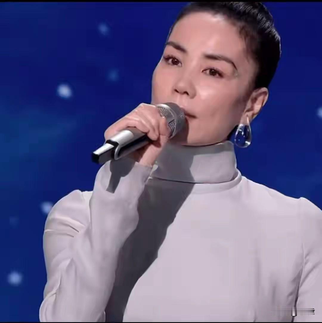 王菲单依纯2026年春晚舞台过后，我们最终发现：年轻才是流行乐坛的不变王牌。