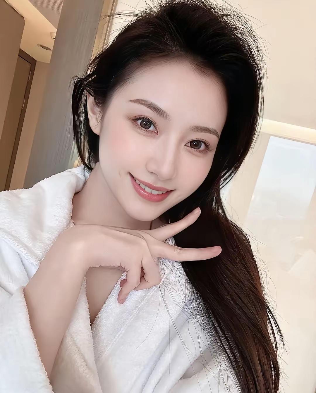 心怀希望，便能稀释当下的苦难。对未来有所期盼，是穿越黑暗的光。