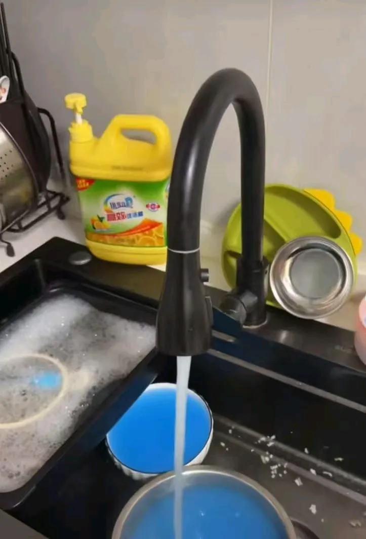 离谱！遵义一小区自来水流出蓝色液体！居民慌了：洗脸洗菜都不敢贵州遵义播州区