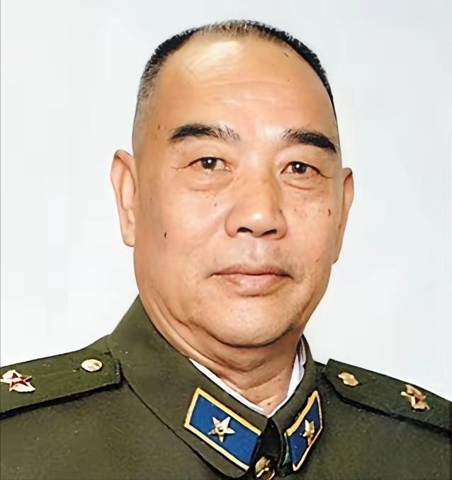 🌞1958年，彭老总到兰州军区视察，吃饭时，他发现了一个干部很眼熟，便放下