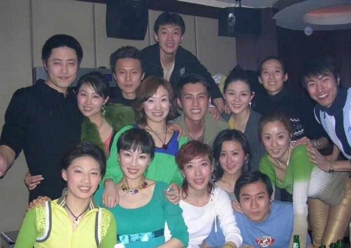 原来靳东和曹磊是同班同学，怪不得两个人合作了那么多作品，现在靳东是文工团的领导了