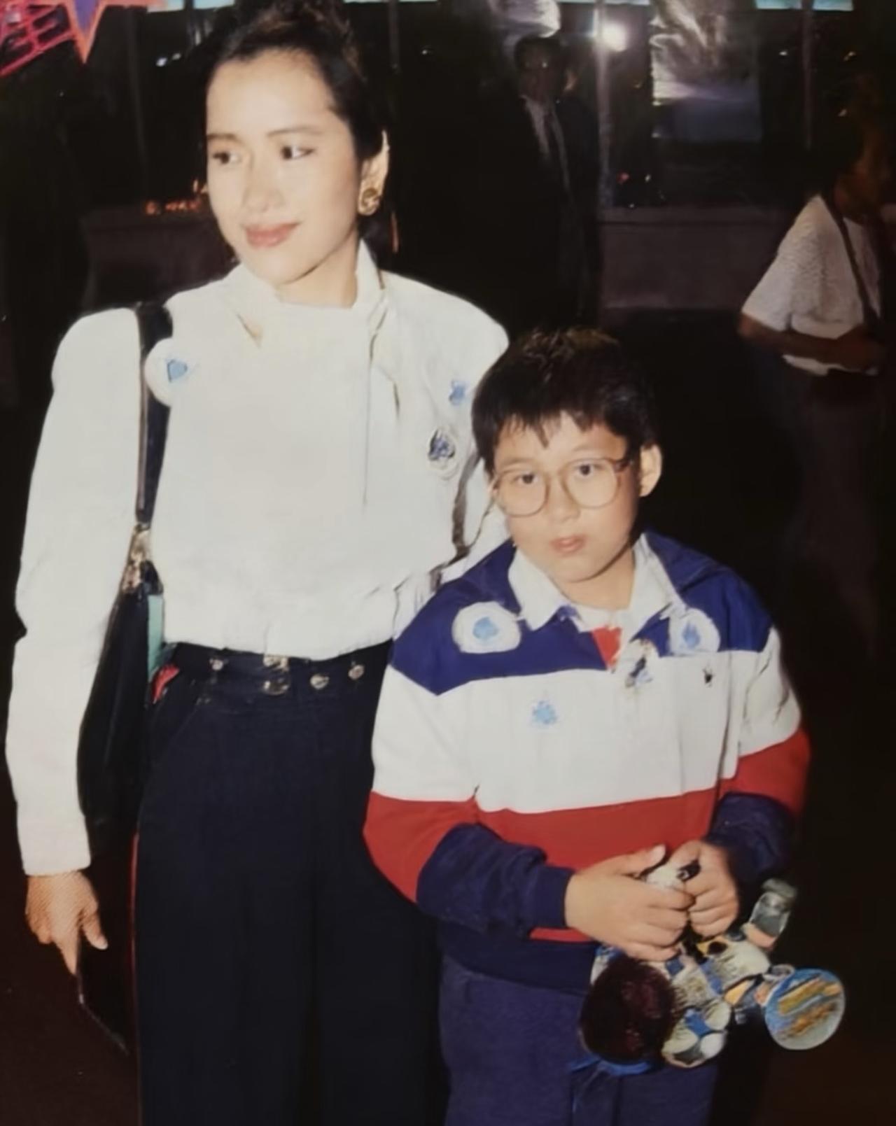 1990年，朱玲玲带着11岁的长子霍启刚，参加电影《忍者神龟》首映礼。197