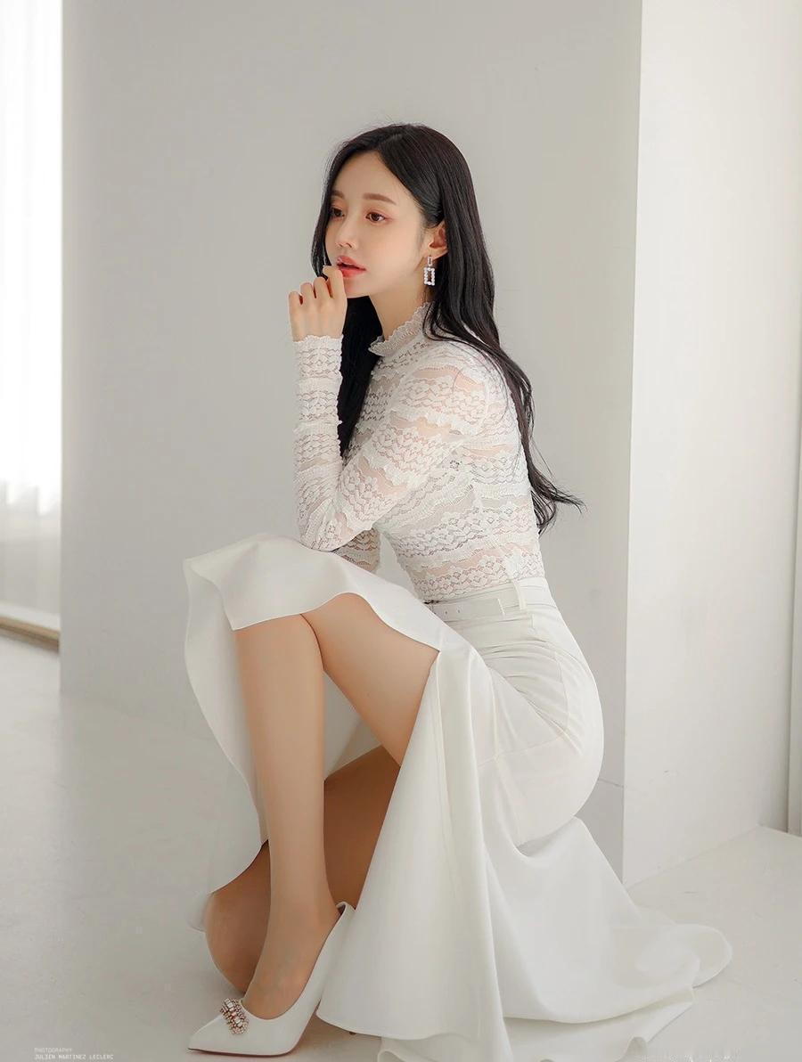 首尔凌晨三点，蕾丝白裙被一张侧颜照片撕开了伪装。数据冰冷：2023秋冬，韩国时