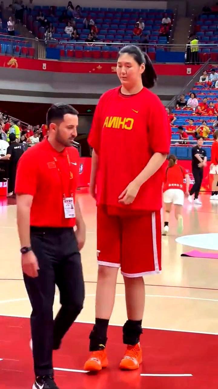 中国女篮的核武器，竟有个致命开关。热身赛，张子宇篮下要不到球，急得嗷嗷叫。