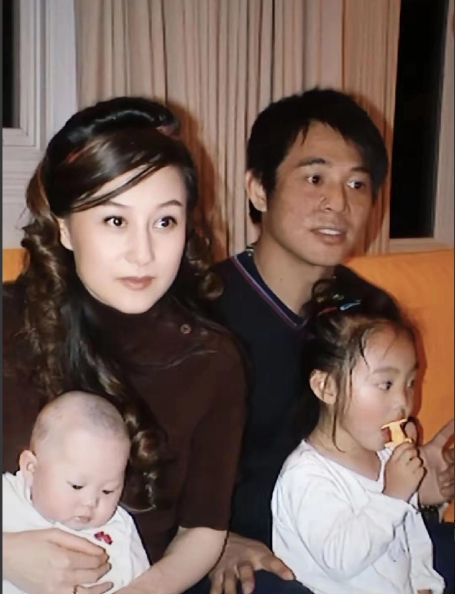 利智和李连杰的两个女儿，远不如其父母的颜值出众。大女儿26岁，小女儿23岁，这