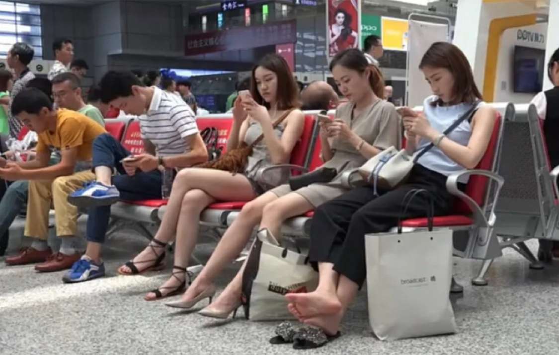 候车室看到的三姐妹要怎么追？要注意什么？
