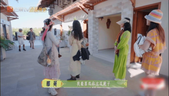 我一直以为张晚意是老干部，原来也是个搞笑人[捂脸哭]《花少》里面，张晚意穿了一