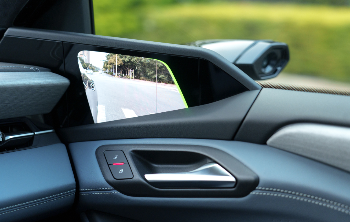 这款奥迪A6Le-tron车内居然有5个大屏幕，与我熟悉的奥迪完全不一样。而且