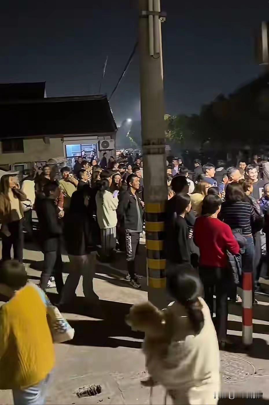 最近绍兴上虞有个事儿，在网上闹得沸沸扬扬，男主被大伙儿叫“第一深情”！这哥们儿的