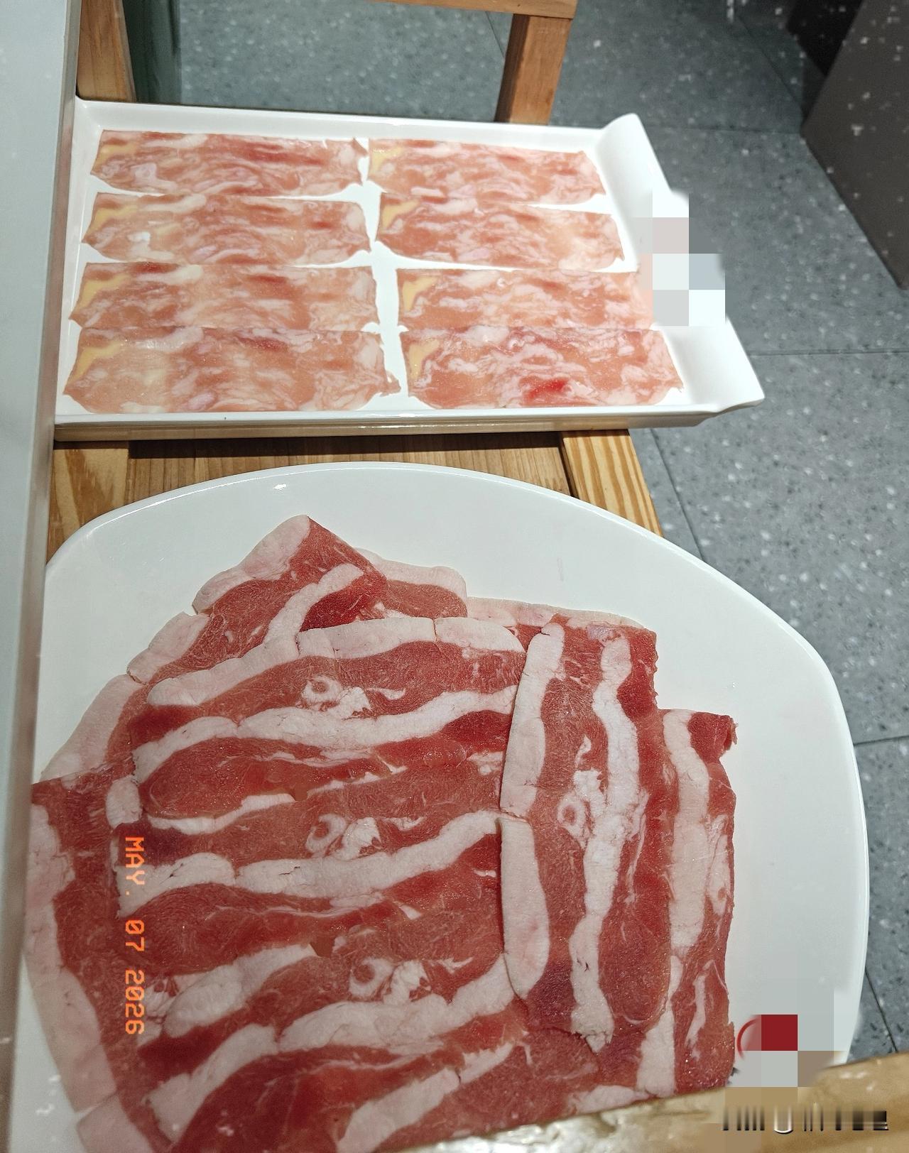 这样的肉都是合成肉吧？为啥火锅店里还光明正大的用呢？我吃火锅就喜欢到一家牛肉